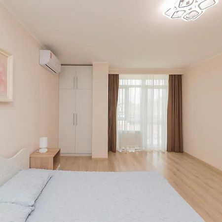 Comfortable Apartment In The Centre Odesa Exterior photo