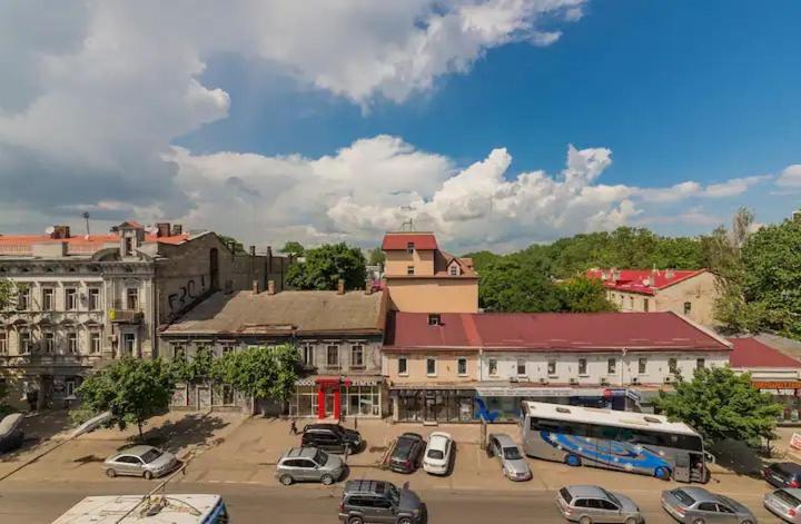 Comfortable Apartment In The Centre Odesa Exterior photo
